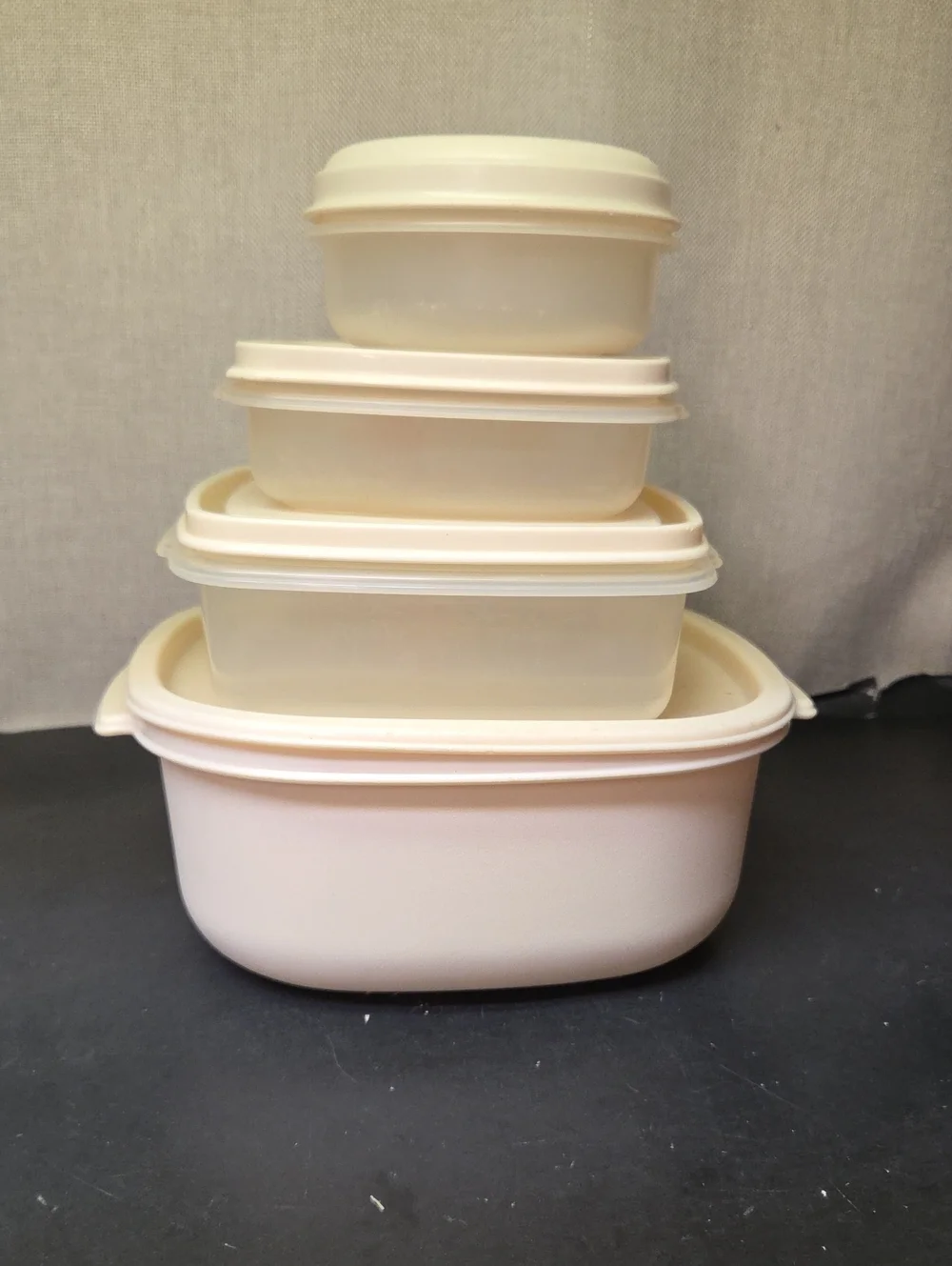 4 Rubbermaid Containers With Lids‎